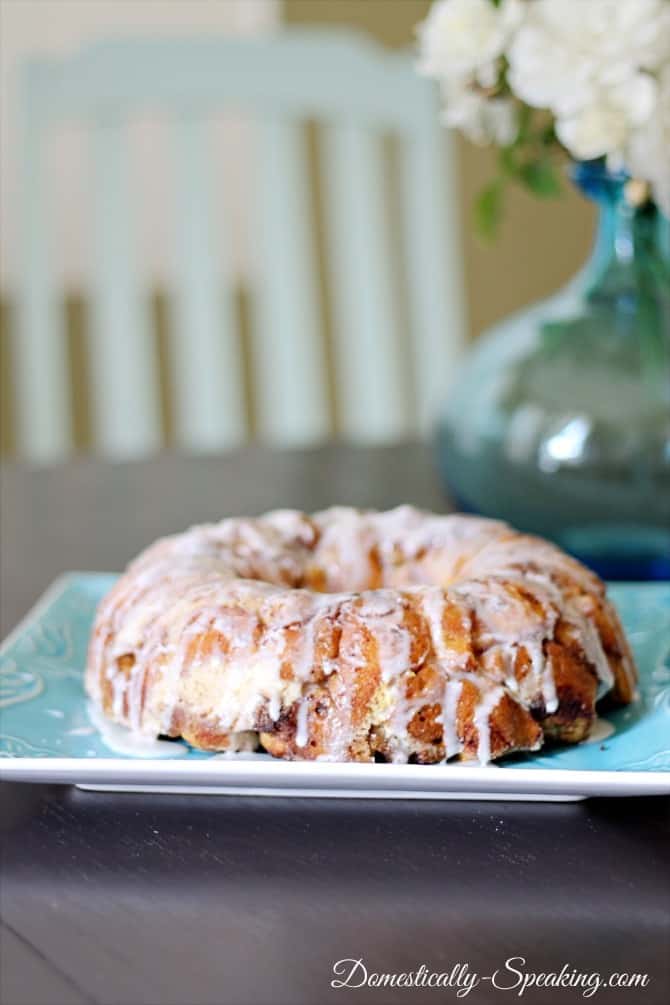 Cinnamon Roll Coffee Cake @ Domestically-Speaking.com cinnamon roll, coffee cake, monkey bread, breakfast, finish
