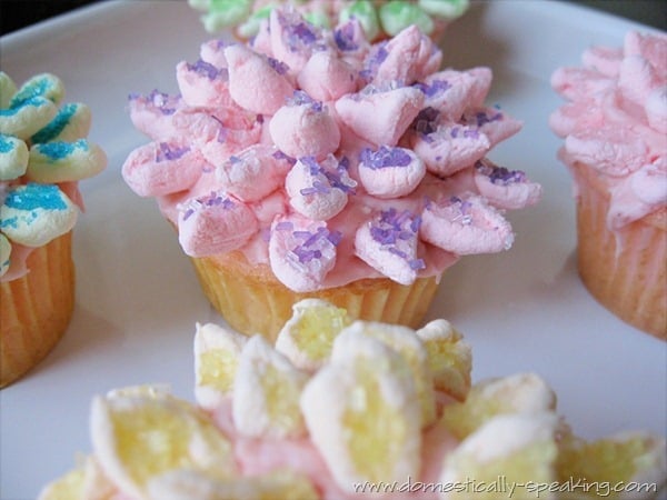 Spring Mum Cupcakes @ Domestically-Speaking.com cupcakes, spring, flowers, marshmallows, decorating
