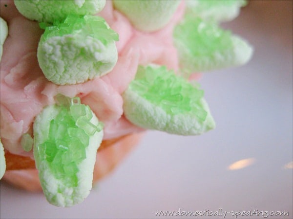 Spring Mum Cupcakes @ Domestically-Speaking.com cupcakes, spring, flowers, marshmallows, decorating