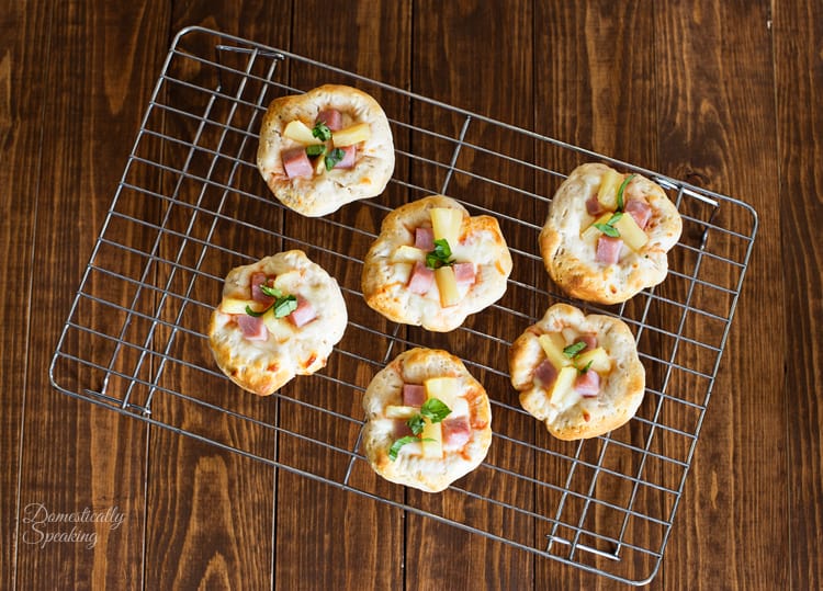 Hawaiian Pizza Bites with Pineapple and Ham - the perfect party appetizer! Mini Pizzas