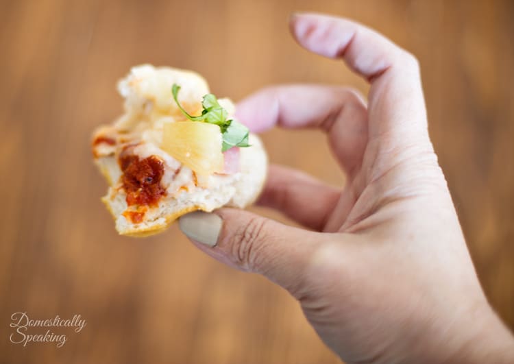 Hawaiian Pizza Bites with Pineapple and Ham - the perfect party appetizer! Bite of Hawaiian Pizza Bites