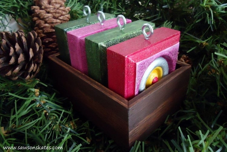 diy-vintage-style-christmas-ornaments-tray
