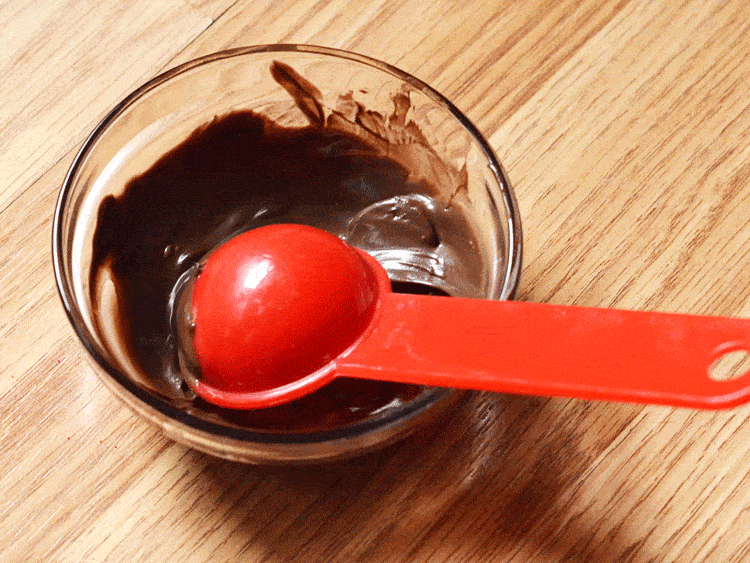 Melt the chocolate and drizzle onto candy cane on the gingerbread cookie Melt the chocolate and drizzle onto candy cane on the gingerbread cookie