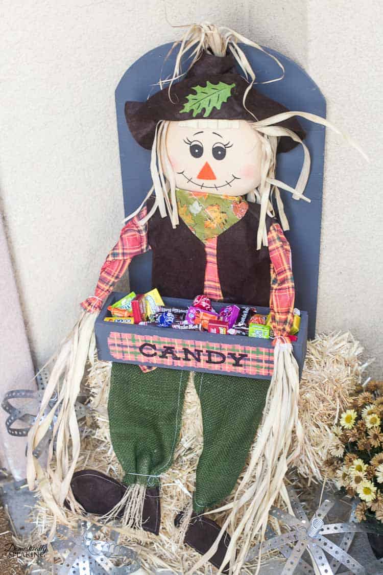 DIY Plaid Scarecrow Candy Holder that's the perfect fall decor for your porch | Halloween decor | Trick or Treat candy holder