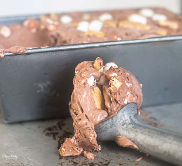 No Churn S'mores Ice Cream - super easy - creamy chocolate ice cream with chunks of of graham cracker and mini marshmallows No Churn S'mores Ice Cream - super easy - creamy chocolate ice cream with chunks of of graham cracker and mini marshmallows