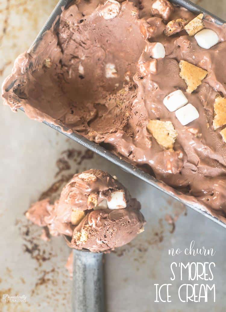 No Churn S'mores Ice Cream - super easy - creamy chocolate ice cream with chunks of of graham cracker and mini marshmallows No Churn S'mores Ice Cream