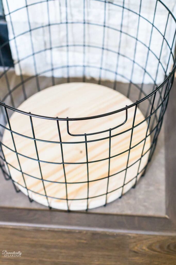 Wood Round in a Black Matte Basket Wood Round in a Black Matte Basket